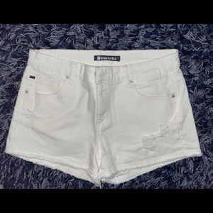 Tractr Blu Womens white frayed jean shorts